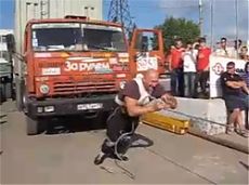 Самарский атлет протянул на себе КАМАЗ весом 13 тонн
