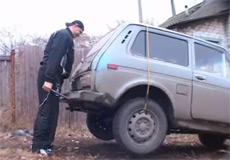 Петр Филаретов поднимает автомобиль