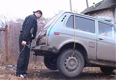Петр Филаретов поднимает автомобиль