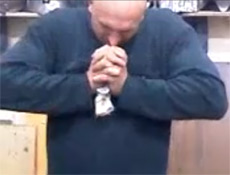 Петр Филаретов гнет гвозди в Железном Веке