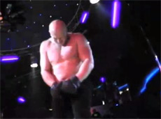 Петр Филаретов разрывает сковороду