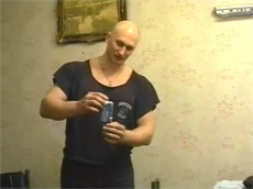 Петр Филаретов разрывает банку "Пепси"