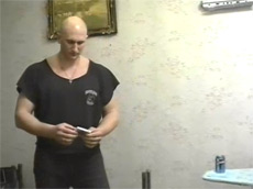 Петр Филаретов разрывает колоду карт