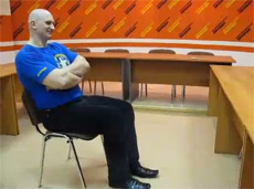 Петр Филаретов делает зарядку в редакции «Комсомольской правды»