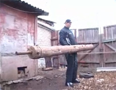 Петр Филаретов поднимает бревно