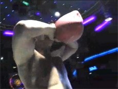 Петр Филаретов надувает грелку