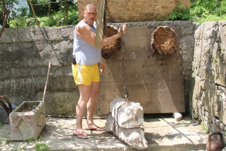 Силач Пётр Филаретов провел экскурсию у себя дома 