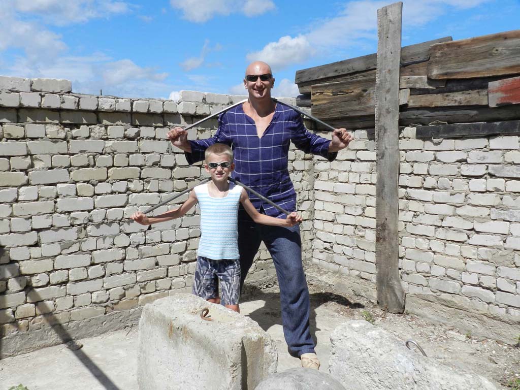 Согнул школу