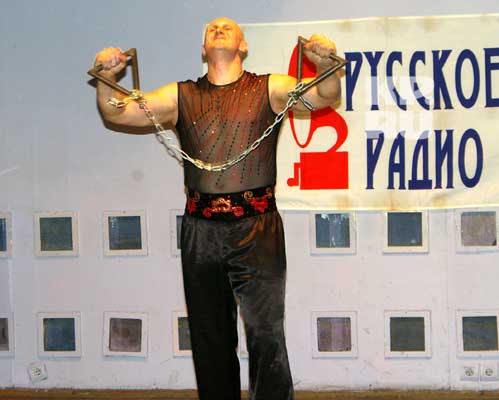 В Саратове русский богатырь играючи порвал сковородку